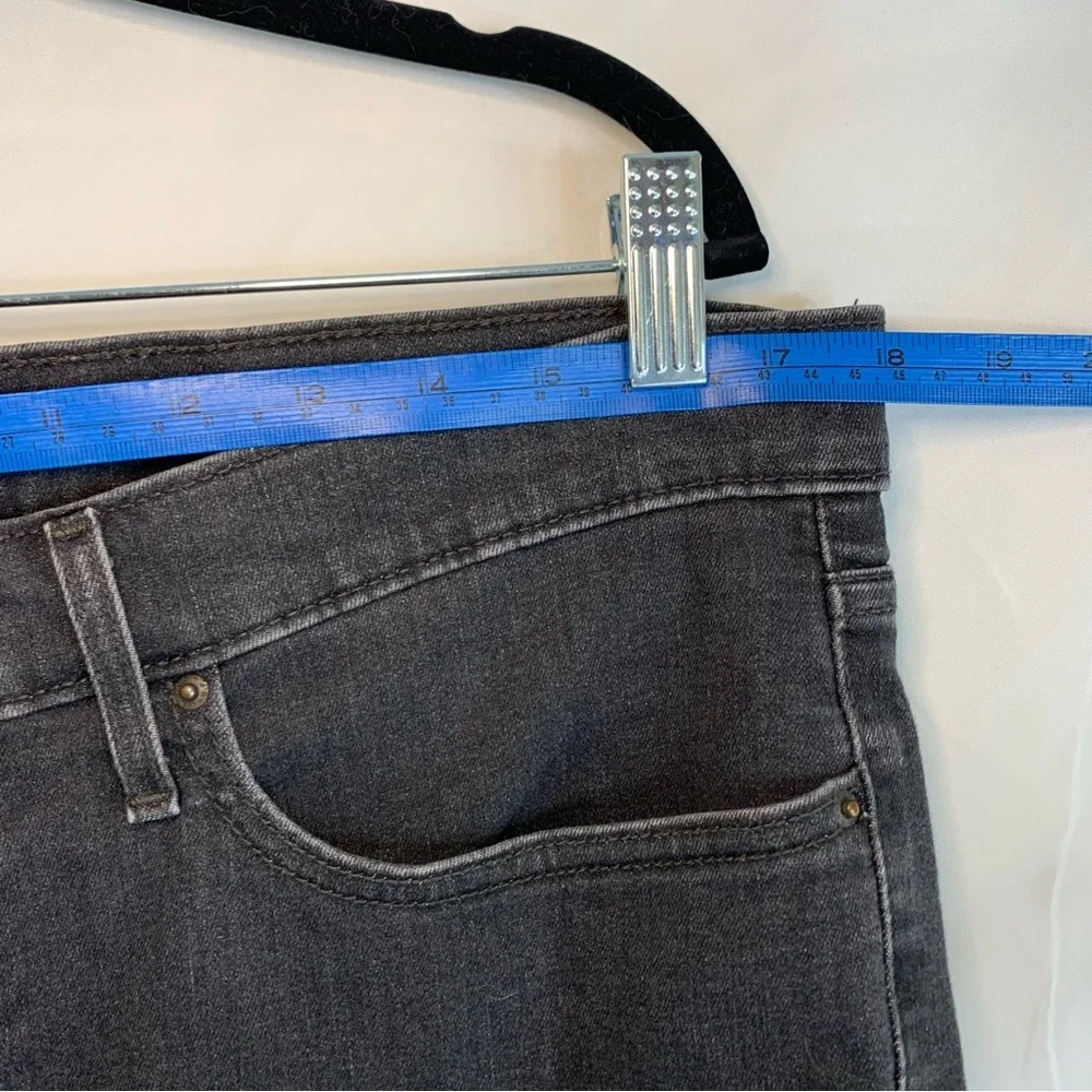 Levi Strauss 311 Shaping Skinny Black Denim Jeans, size 33 - Picture 12 of 16